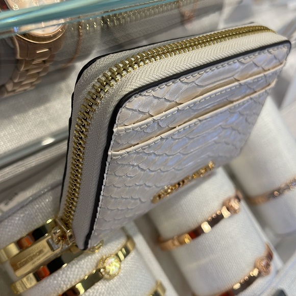 Michael Kors Women Medium Zip Around Card Case Coin Pouch Wallet Light Cream
NWT - Picture 3 of 16